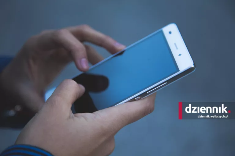 Zakaz używania telefonów w szkołach. Mamy komentarz wiceprezydent Wałbrzycha